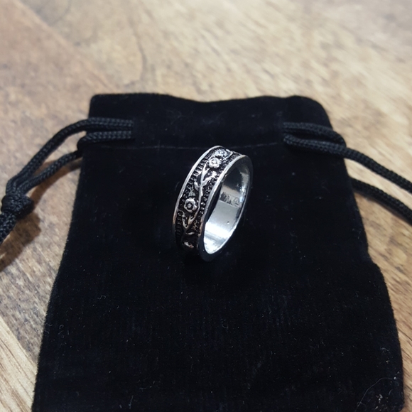 Jewelry - Engraved flower and vine silver ring with bag